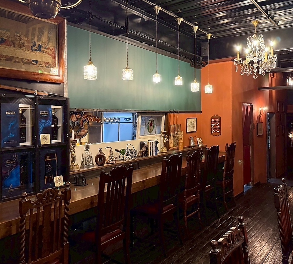 カウンター席は6席あり、おひとり様でも落ち着ける雰囲気でお好きなドリンクでさらにリラックス。