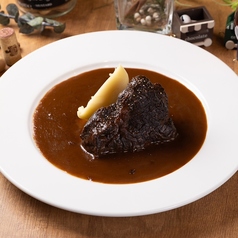 牛ほほ肉の自家製黒ビール煮込み