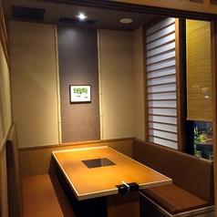 個室もございます。ご家族・お仲間の集まりなどのシーンに合わせてお使いいただけます。※店舗により部屋の配置・席数が異なる場合がございます
