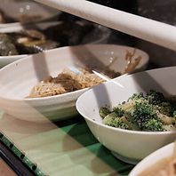 深夜でも季節のおばんざいや串カツが楽しめる!