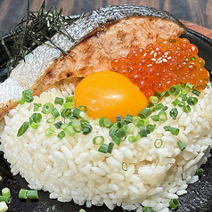 鉄板・鮭チャーハン いくら掛け