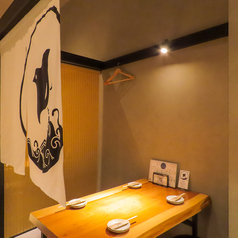 各テーブル席にはロールカーテンが設置されており、個室席としてもご利用いただけます。