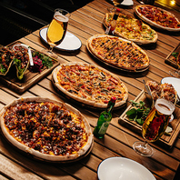 【大人気】店内仕込みの具沢山なピザ・タコス