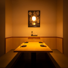 大人がゆっくり出来る雰囲気となっております。またテーブル席は4名まで座れるものを2卓ご用意