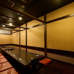 最大10名様までのご利用が可能な掘りごたつの個室は、和の落ち着いた雰囲気の中で特別な時間を提供します。ご宴会や集まりにぜひご利用いただき、心温まるひとときをお楽しみください。