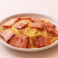 厚切りベーコンのメガ盛りカルボナーラ