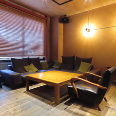 ご家族やご友人、大切なかたと話を咲かせるのにぴったりのゆったりと座れるソファー席もご用意しております。