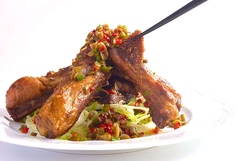 奇香大排／スペアリブ香り炒め　４本より