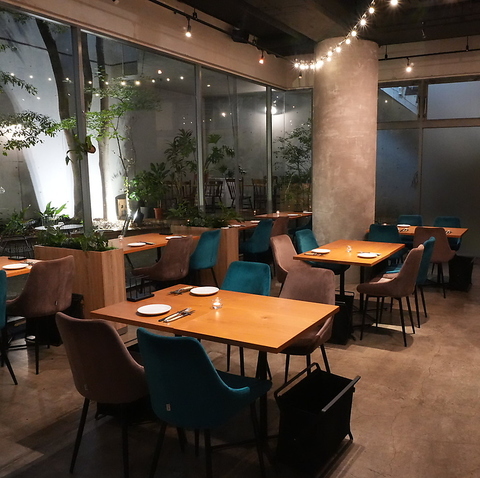 カジュアルにビストロが楽しめる、上乃裏の地下空間。