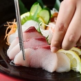 【自慢の海鮮】旬の鮮魚をお造りで！お酒との相性も抜群◎全国各地から取り寄せた地酒や焼酎と合わせてご賞味ください♪コースだけでなく単品でもご注文OK！お好みでどうぞ。