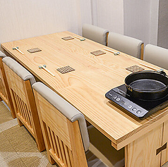 《接待・会食にもオススメ》3～6名様でご利用頂ける完全個室はお座敷タイプのテーブル席。ビジネスシーンにも大変人気です。こだわりの料理とお酒をお愉しみください。