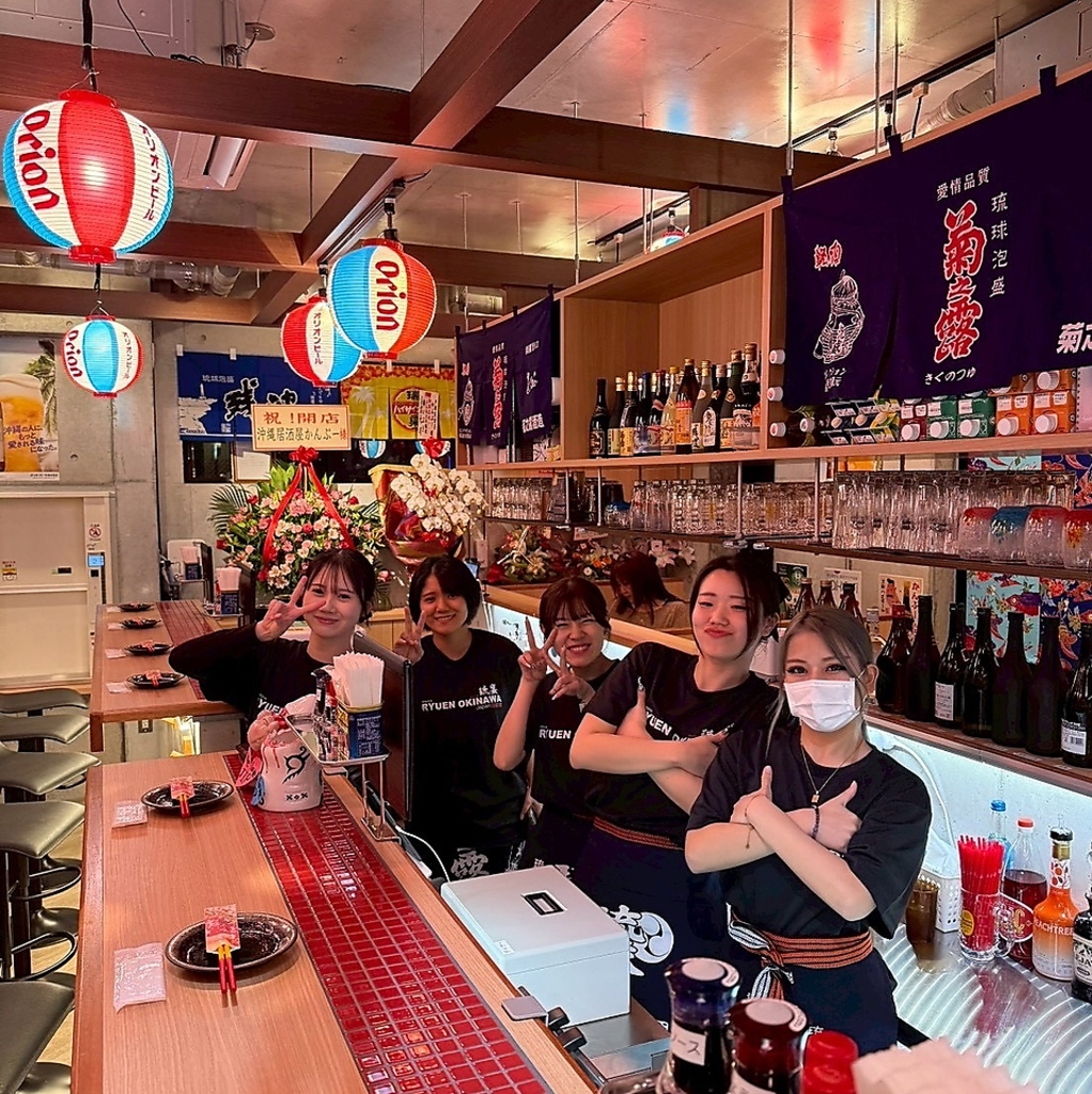 賑やかな店内にはカウンター席のご用意も♪おひとり様をはじめご夫婦やカップルのデート利用にぜひ！