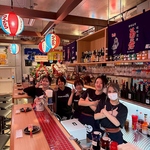 賑やかな店内にはカウンター席のご用意も♪おひとり様をはじめご夫婦やカップルのデート利用にぜひ！