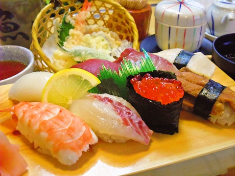 今が旬！の地魚を中心とした鮮魚料理。寿司や、刺身などはもちろん季節の鍋料理も♪