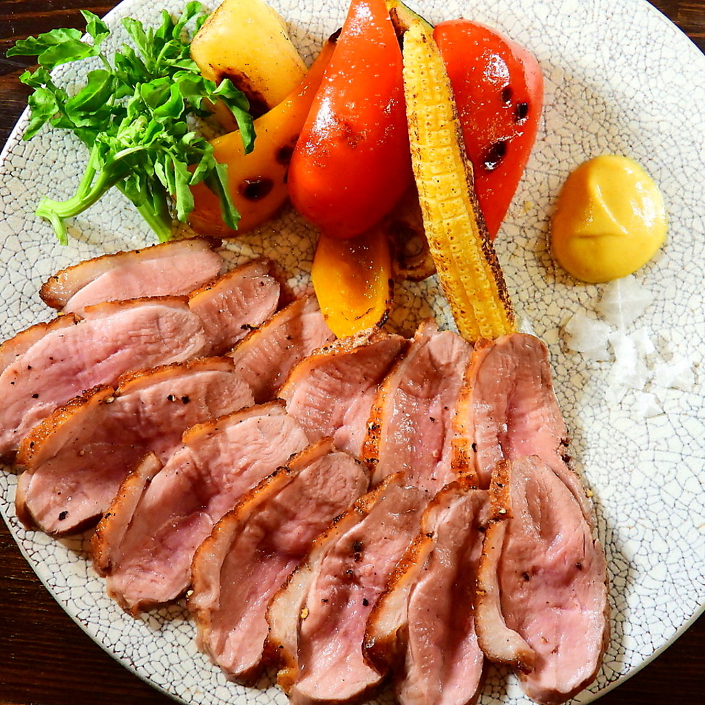 TORNEKO名物　鴨の塩仕立てロースト。じっくり火入れでしっとりジューシーな旨さが広がります。