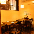 木のぬくもりに包まれたテーブル席は、肩肘張らずくつろげる心地よさが魅力。少人数での食事はもちろん、グループでの宴会や会社の懇親会にも最適な空間です。