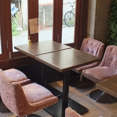 【1階席】デートにも、普段の飲み会にも♪連結可能なテーブル席