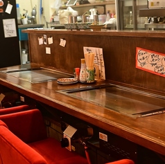 【鉄板席】お連れ様と肩と並べて過ごせる鉄板付きカウンター席。もんじゃを焼き上げる一体感、美味しい料理で乾杯☆心の距離も近づきます。