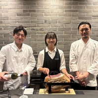スタッフが目の前で仕上げる料理の数々を堪能