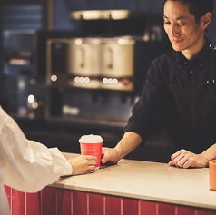 【カフェカウンター】お気軽にケーキやコーヒーをお楽しみいただけます。