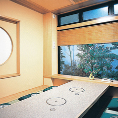 【個室、掘り炬燵】様々な人数に応じた個室があります。お昼の会食やご家族との団欒などにご利用下さい。