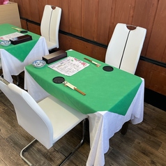 明るく清潔感溢れるテーブル席は、2名様でのご利用に最適です。モダンな白い椅子と、グリーンのテーブルランナーが映える空間で、大切な方とのお食事やデートをゆったりとお楽しみいただけます。カジュアルなランチからディナーまで、幅広いシーンにぴったりです♪