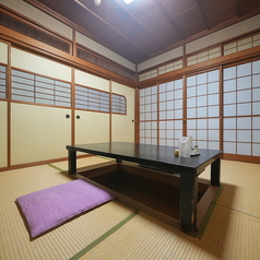 一部のお座敷席は掘りごたつにすることが可能です。正座が苦手な方も楽に過ごせるので、長時間の宴会や会食にも最適です♪