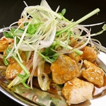 「焼きよだれ鶏～バンバンジー風～」の当店オリジナルゴマだれは、ハイボールとの相性が抜群☆