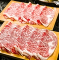 料理メニュー写真 【厳選】霜ふり和牛しゃぶしゃぶorすき焼き　(1人前)　お肉250g+鍋野菜