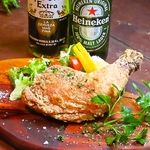 がっつりボリュームも満点の骨付きフライドチキンは、当店おすすめの逸品！お腹も心も満たされます♪