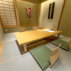 高級感のある個室で接待や少人数での飲み会などにおすすめです。落ち着いた雰囲気の和室でゆっくりとお過ごし下さい。事前の下見も承っておりますので、お気軽に当店スタッフまでお問い合わせ下さい。