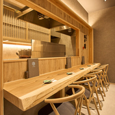 【全席喫煙可能です】店内は全ての席で喫煙可能となっております。食事や会話をお楽しみいただく傍らで、席から動く必要なしにその場で気軽にご一服ください。居心地の良い快適なひと時をお客様へご提供いたします。