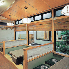 【掘り炬燵】4名様までご利用可能です。個室とは違い広い空間のお席となっております。