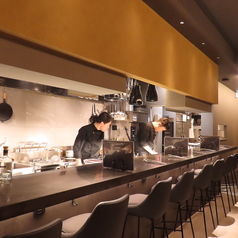 カウンターは調理風景を間近で体験できる特等席になっております。