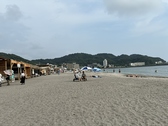 【レンタル サマーベッド 2000円(税込)】海辺でみんなでワイワイと最高の夏休みを過ごそう◎開放的な空の下で海を一望できる抜群のロケーションの中、サマーベッドに寝そべり波音を聞きながらリラックスして夏を体感していただけます!笑顔あふれる最高のひとときをお過ごしくださいませ♪