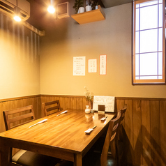 4名掛けのテーブルを1卓ご用意しています。親しい仲間や職場の同僚との飲み会にぴったりな、アットホームな雰囲気が魅力です。おいしい料理と厳選したお酒を囲みながら、リラックスした時間を過ごすことができます。少人数での集まりに最適な空間で、大切な人との特別なひとときをごゆっくり、ぜひこの席でお過ごし下さい。