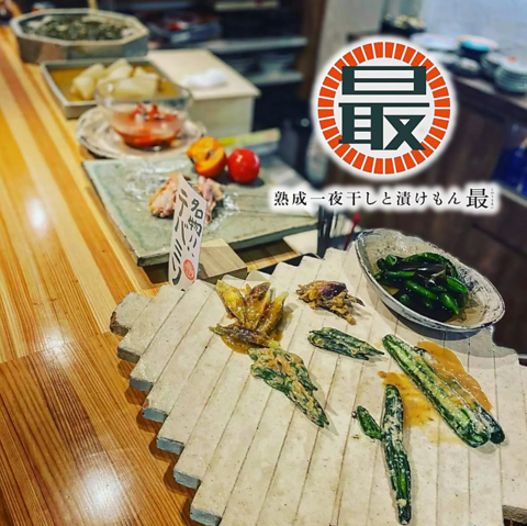 レトロな雰囲気漂う店内で、自慢の熟成一夜干しと漬けもんを美酒と楽しむ居酒屋！