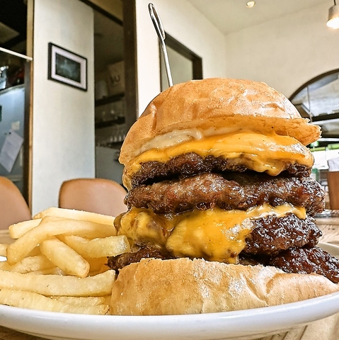 夜はおしゃれな肉バルに大変身！こだわり抜いた自家製パティのハンバーガー等を堪能♪