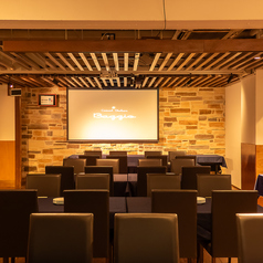 最大【150名様着席対応】可能な専用パーティルームをご用意♪音響設備、120インチプロジェクターが3台＋60インチモニター1台、照明、ワイヤレスマイクご用意しています！もちろん、ムービーの再生、パソコンの接続も可能です！謝恩会や同窓会、サークルのイベントなどの最適です！