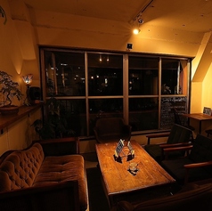 ゆったりとくつろぎながらお食事できるソファー席。グループでのお食事におすすめ。