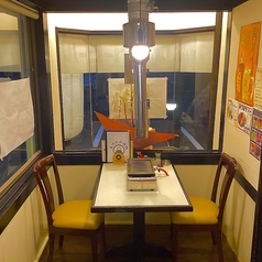 2名掛け。店内には、座敷とテーブル、掘りごたつがございます。