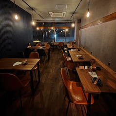 こだわりのデザインが詰まった店内です！お席は2名様席から16名様席まで動かせます。