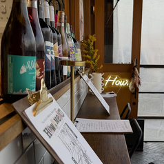 カウンターのお席前には沢山のお酒を並べております!オススメのワインのご紹介も合わせてさせていただきます。