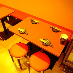 テーブル席ももちろんご用意しておりますよ！！6人掛けのテーブルから2人掛けのテーブルまで様々なシーンに応じてご利用いただけます！！テーブルをくっつけて宴会にもご対応可能です♪