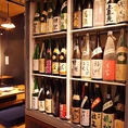 店頭に並ぶ日本酒の数々。お酒にもこだわりあり！約40種類の日本酒が飲み放題♪
