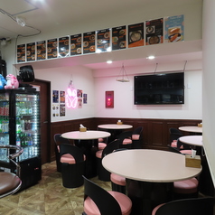 会話を楽しむためのテーブル席が充実しています。友人やご家族との楽しいおしゃべりを満喫できる場所です。リラックスした雰囲気で、心温まるひとときをお過ごしください。