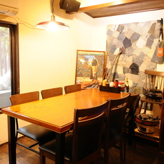 【2階】6名テーブル×3。窓側に面したお席は、圧迫感がなくゆったりとお過ごしいただけます。お仲間内での飲み会や、カジュアルな接待など、落ち着いて話したい時にもおすすめのスペースです。