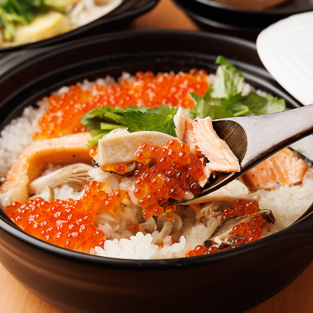 ふっくらとした食感と米本来の甘みを感じられる土鍋ご飯。自慢の食材と一緒に炊き上げる至福の一品。