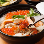 ふっくらとした食感と米本来の甘みを感じられる土鍋ご飯。自慢の食材と一緒に炊き上げる至福の一品。