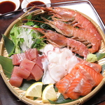 サーモンやマグロのお刺身など、鮮度と産地にこだわった海鮮がお楽しみいただけます！